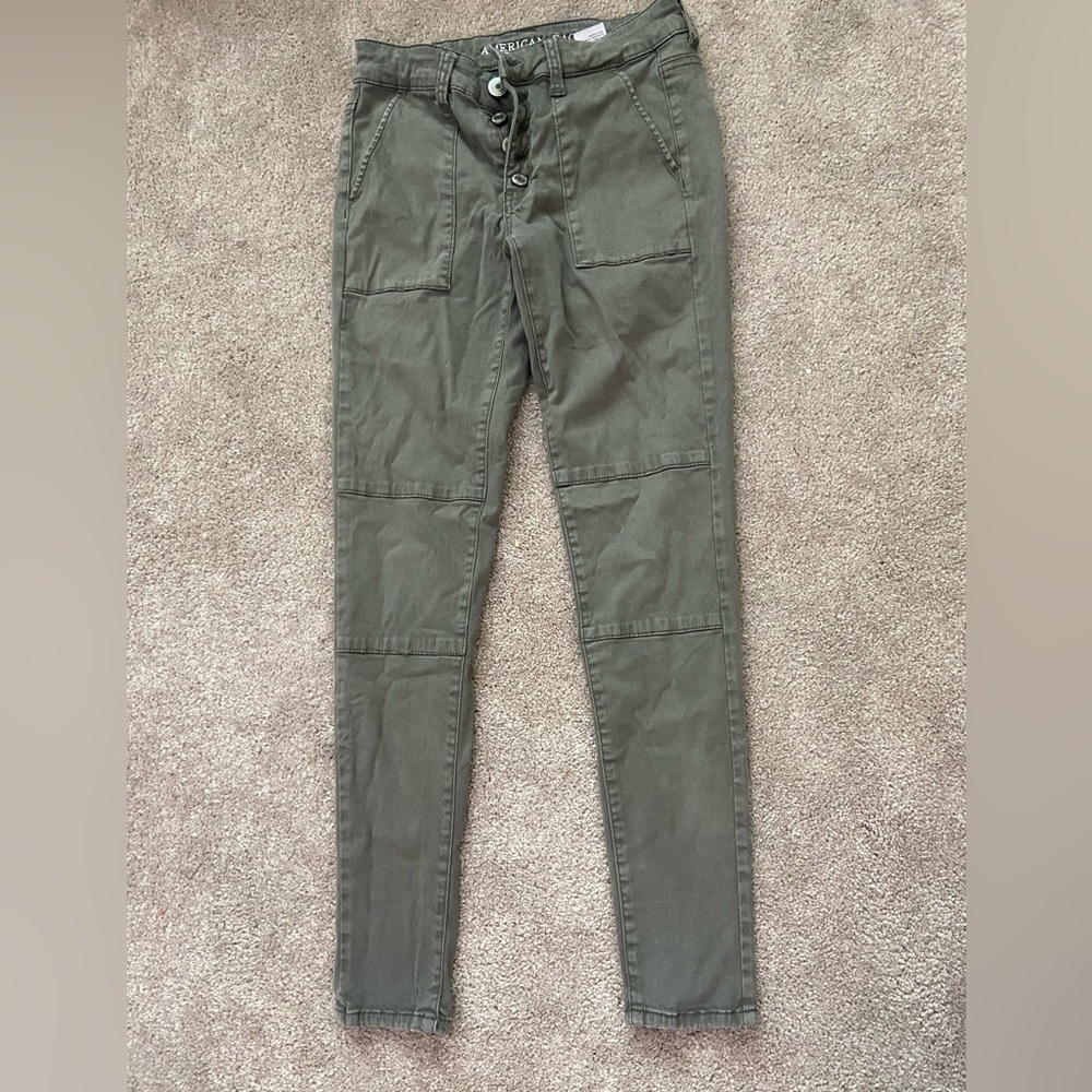 Skinny Kaki Cargo - American Eagle - size 4 US